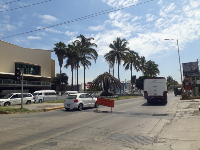 Alcantarilla provoca accidentes en Avenida Insurgentes