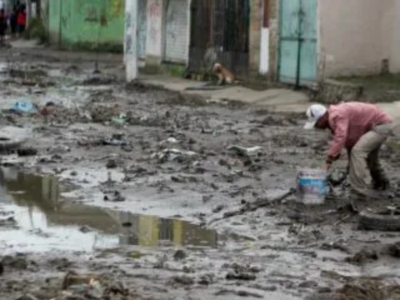 Alcantarillas tapadas, drenaje colapsado y calles intransitable en Lomas de la Primavera
