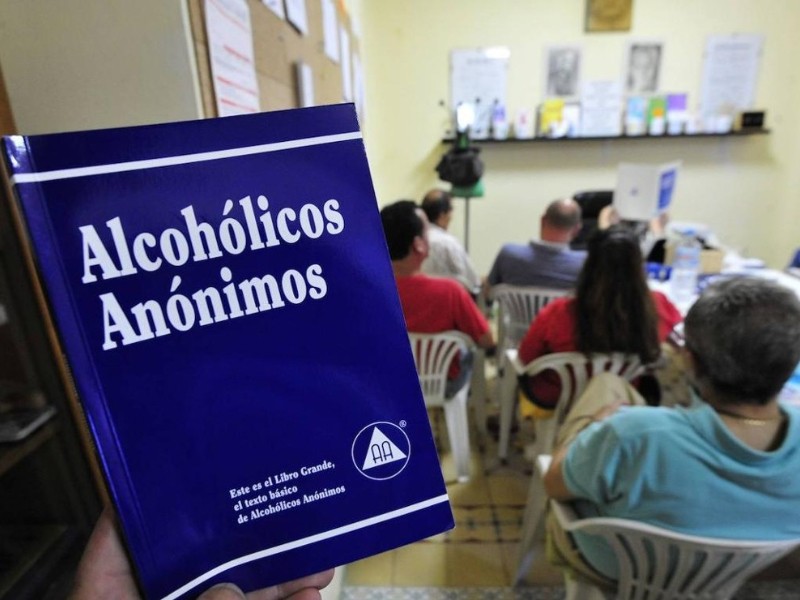 Alcohólicos Anónimos fortalece alianza con empresas para apoyar a trabajadores con alcoholismo