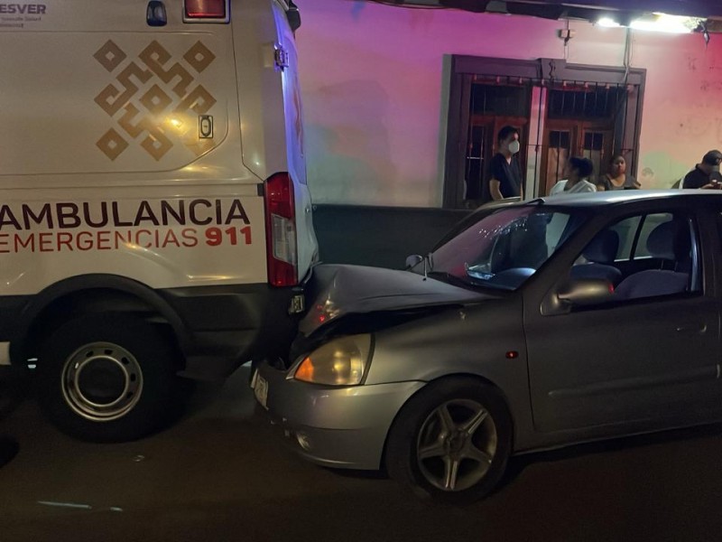 Alcoholizado conductor choca contra ambulancia en Coatepec