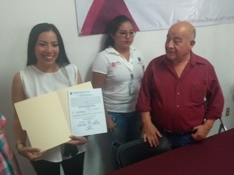 Aleida recibe constancia de mayoría en el D-19