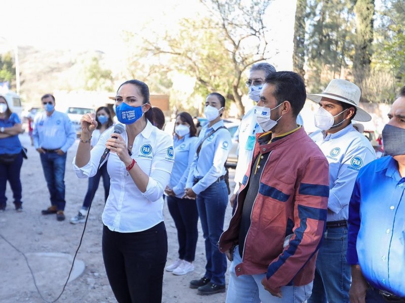 Alejandra Gutiérrez ofrece apoyo a estudiantes