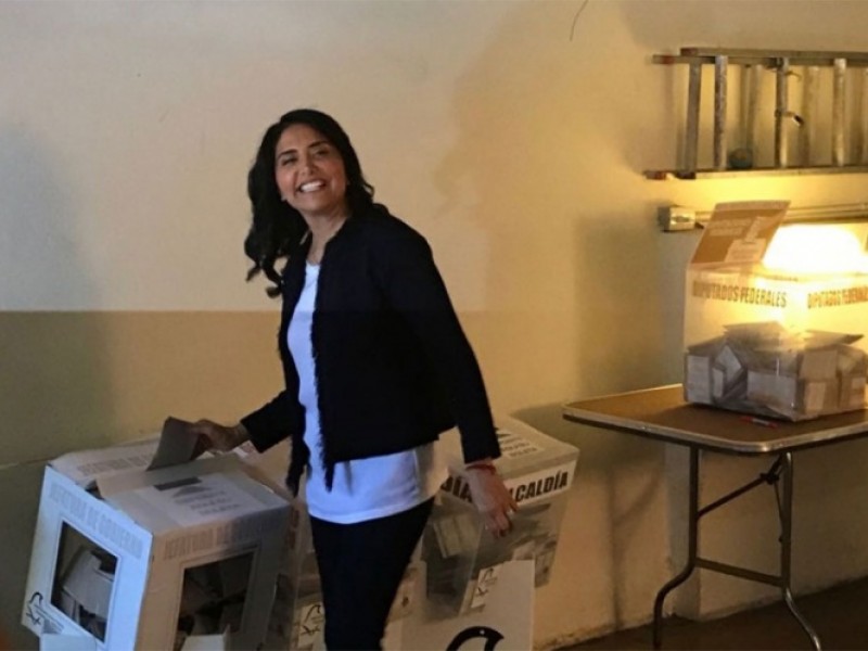 Alejandra Barrales acude a votar