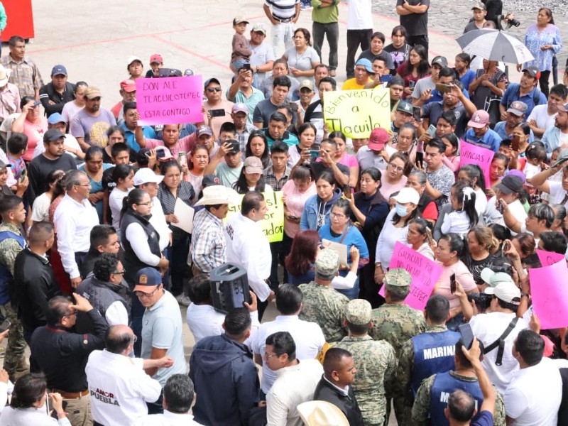 Alejandro Armenta visita Tlacuilotepec, garantiza ayuda a damnificados