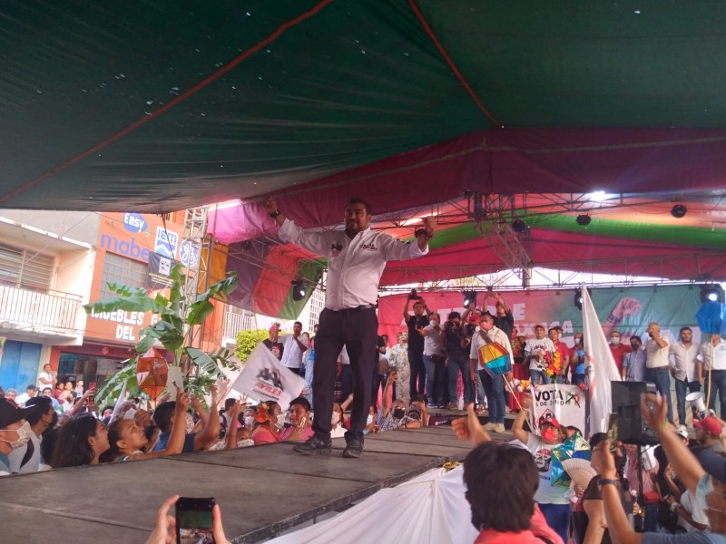 Alejandro Avilés realiza precierre de campaña en Salina Cruz