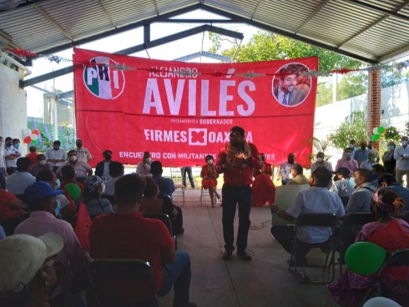 Alejandro Avilés se reúne con militancia priísta en Tehuantepec