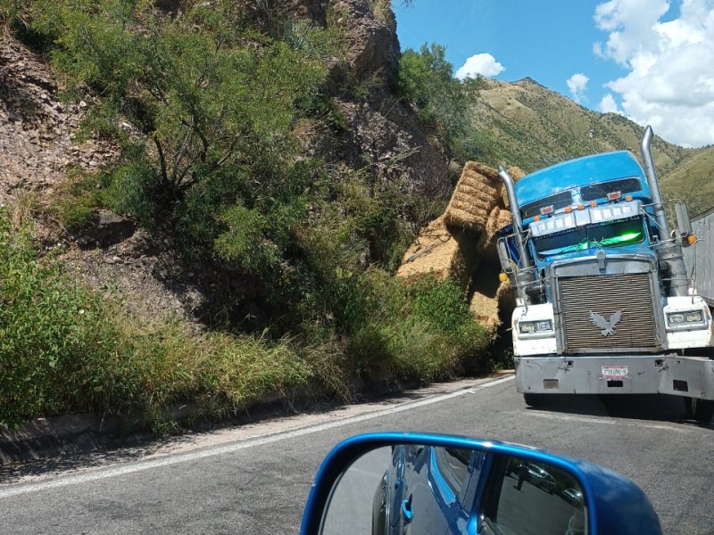 Alerta carretera por accidente de camión en Ímuris-Cananea