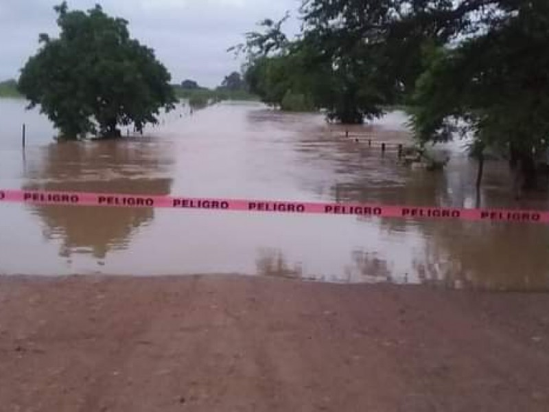 Alerta crecida del río Acaponeta, incomunicó poblados de Tecuala