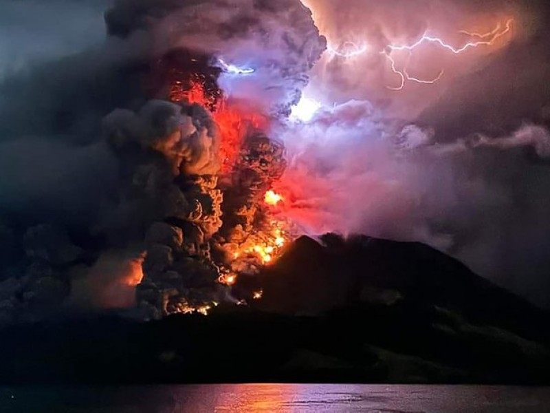 Alerta máxima en Indonesia por erupción volcánica