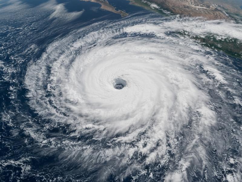 Alerta máxima en 4 estados del Pacífico por huracán Simón