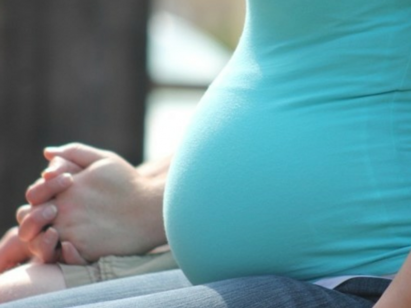 Alerta por embarazos de alto riesgo en adolescentes
