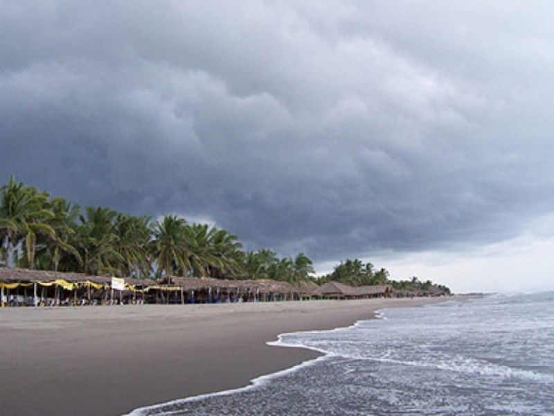 Alertan a turistas por corriente submarina en Puerto Arista