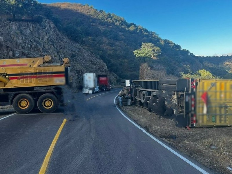Alertan carretera en  Ímuris-Agua Prieta por volcamiento de trailer