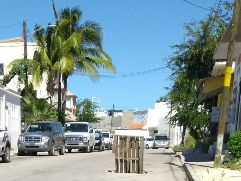 Alertan de baches con señalamientos improvisados