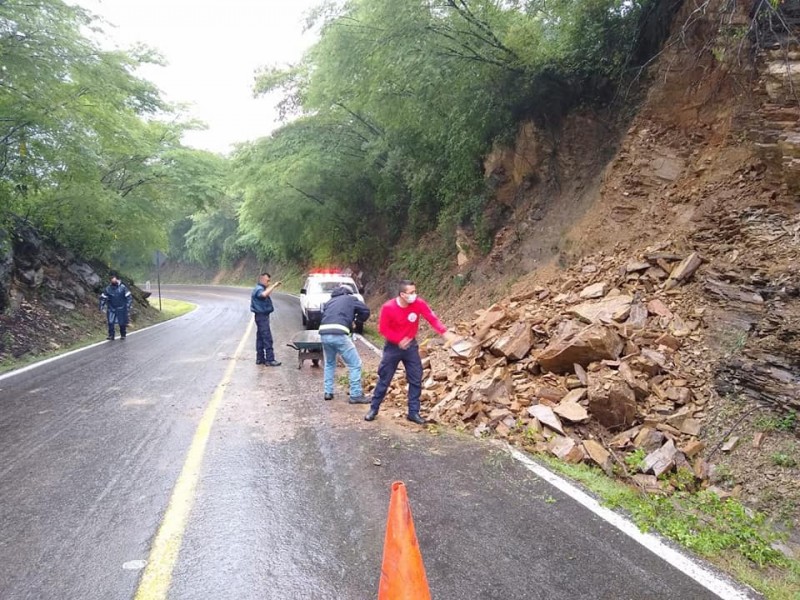 Alertan de derrumbes en Jalpan por lluvias