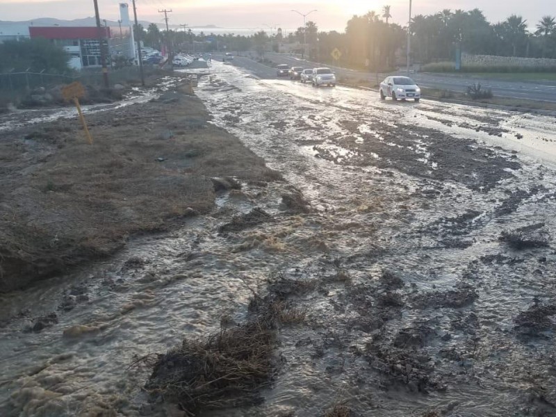 Alertan de enorme fuga de agua en transpeninsular