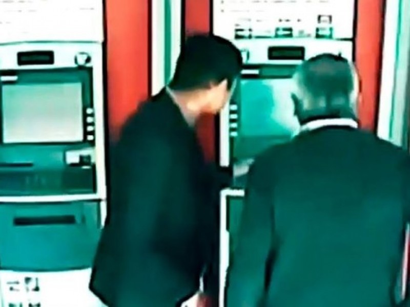 Alertan de robo en cajeros automáticos por talladores de tarjeta.
