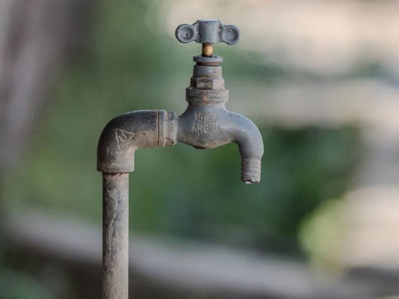 Alertan por corte y baja presión de agua este lunes