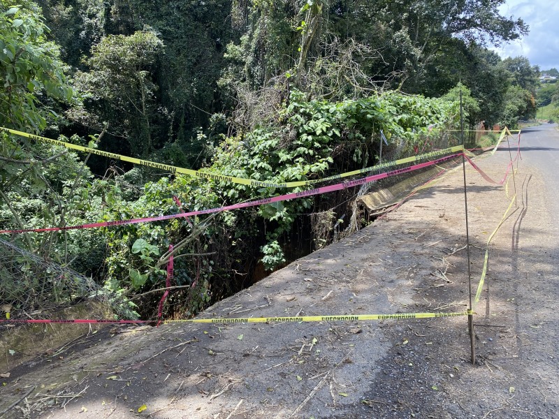 Alertan por peligroso socavón en carretera a Rancho Viejo