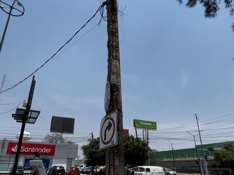 Alertan por poste en malas condiciones en calle Tenixtepec