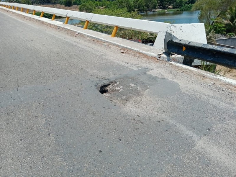Alertan por socavón en puente vehicular de Tecpan de Galeana