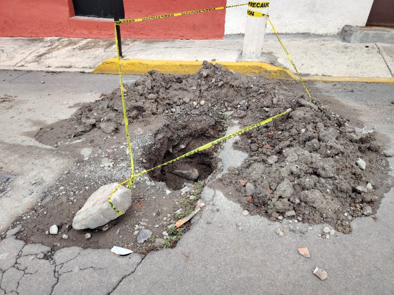 Alertan por socavones en colonia Sánchez en Toluca.