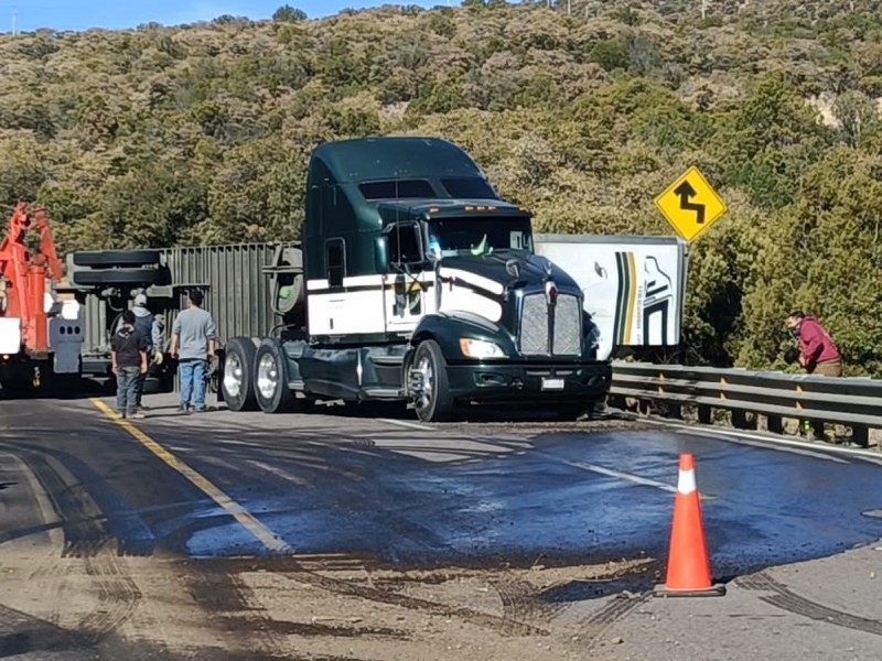 Alertan por transporte de carga y maquinaria pesada en carretera