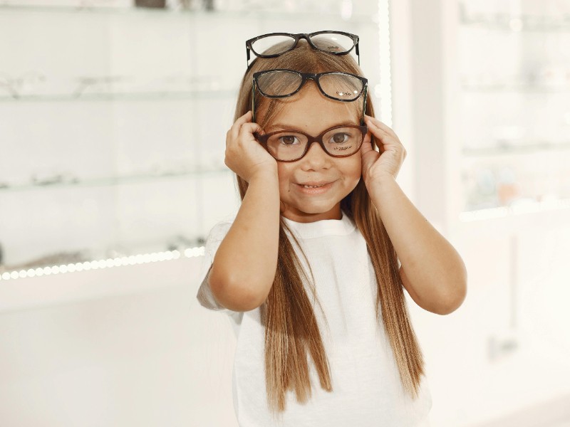 Alertan sobre el uso de lentes de lectura adquiridos en comercios