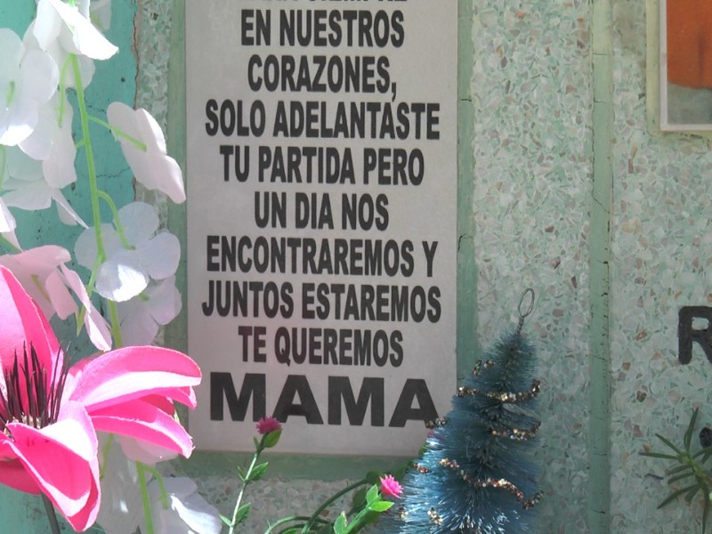 Alexa visita a su mamá en el panteón para celebrarla