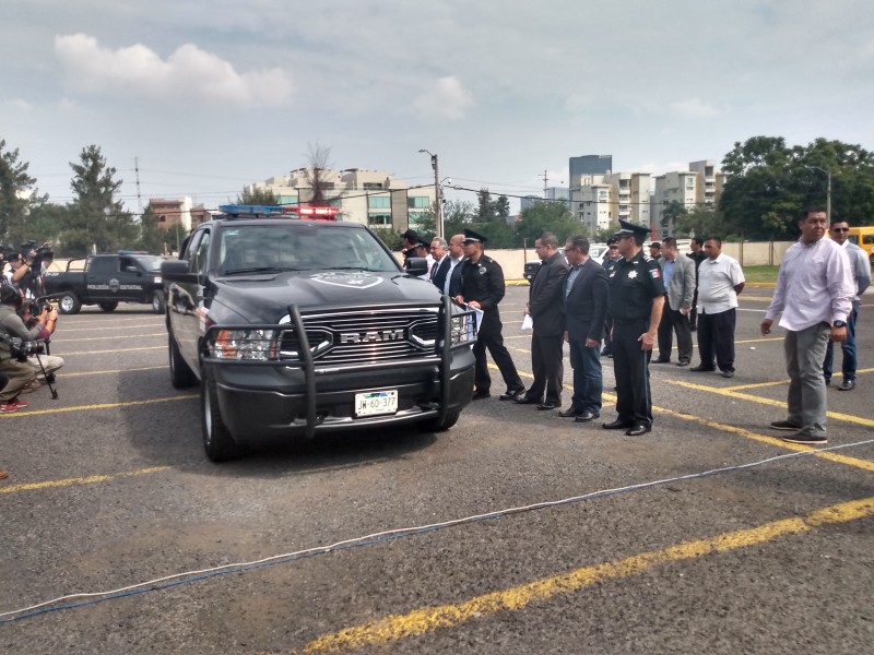 Alfaro entrega patrullas la policía Estatal y Vial