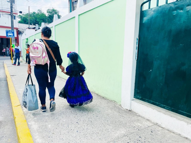 Algunas escuelas en Tuxpan tomaron puente por Todos Santos