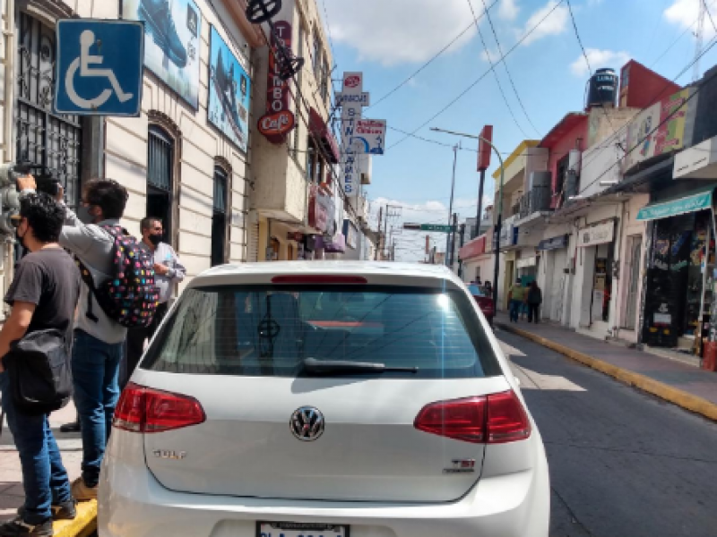 Algunos ciudadanos no respetan lugares de estacionamiento exclusivos para discapacitados