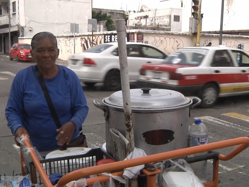 Alicia, vende su mercancía a pesar del movimiento de hoy.