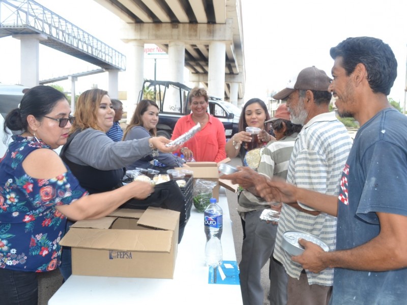 Alimentan a migrantes en Empalme