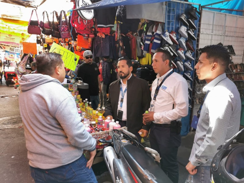 Alinean comercios en calles aledañas al mercado Hidalgo