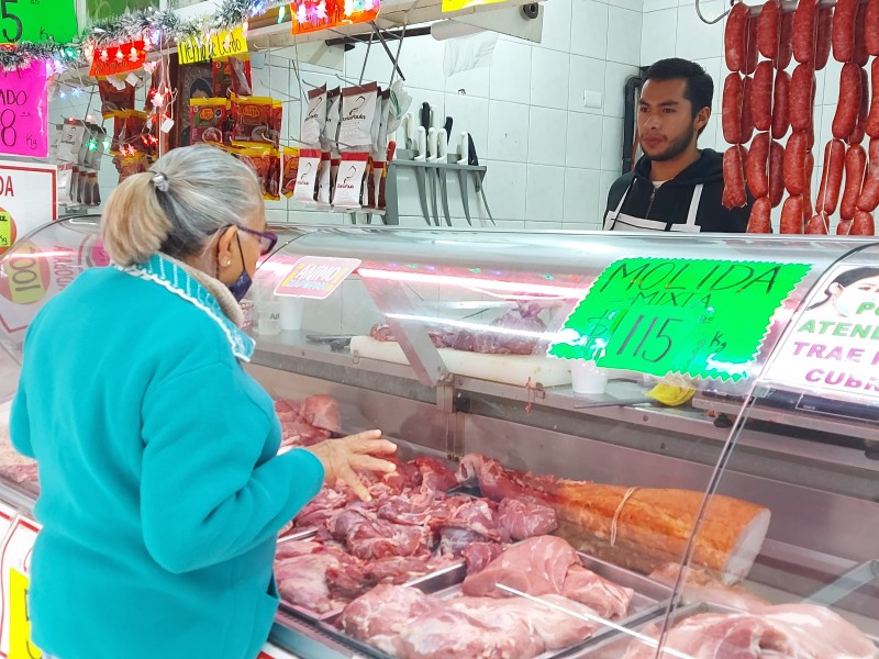 Alistan familias la cena navideña