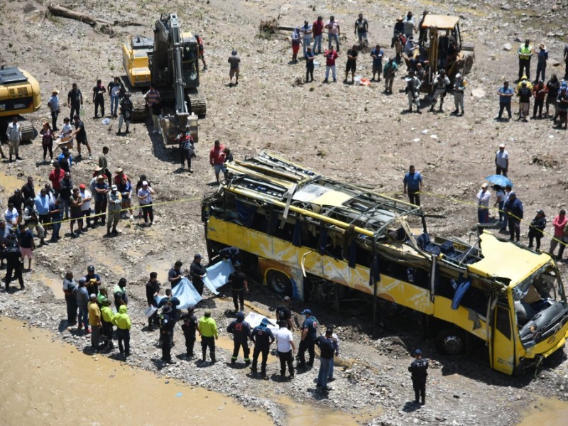 Alpoyeca: suman nueve muertos; autobús ya fue extraído