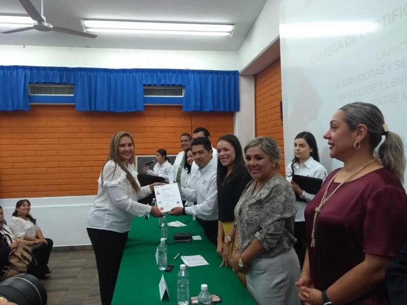 Alrededor de 20 personas reciben certificación ECO308