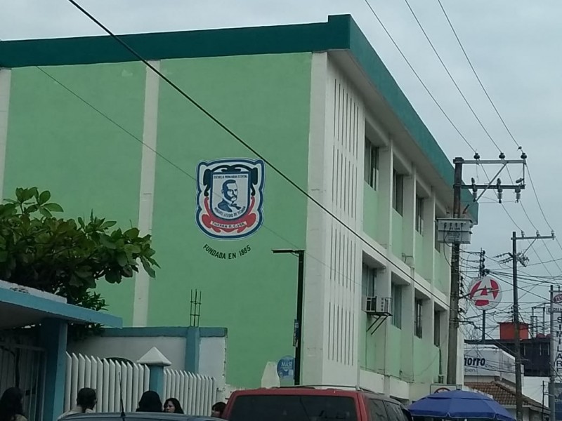 Alrededor de cien escuelas sin certificado de propiedad