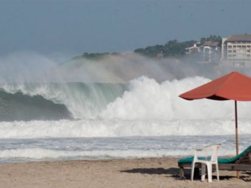 Alerta por alta marejada en playas de Oaxaca