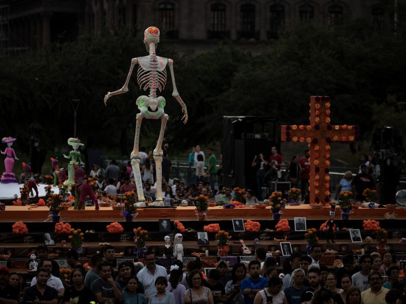 Altar de muertos de 1.212 metros rompe el Récord Guinness