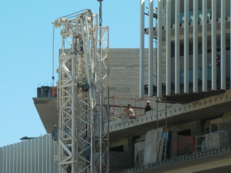 Altas temperaturas afectan a trabajadores de la construcción