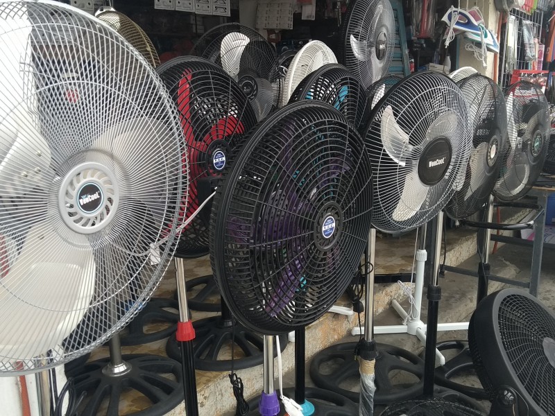 Altas temperaturas generan venta de ventiladores; Comerciantes