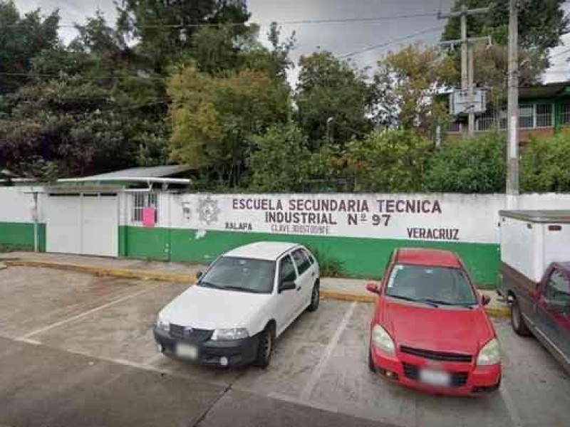 Alteran salida de Secundaria Técnica 97; padres exhiben riesgos