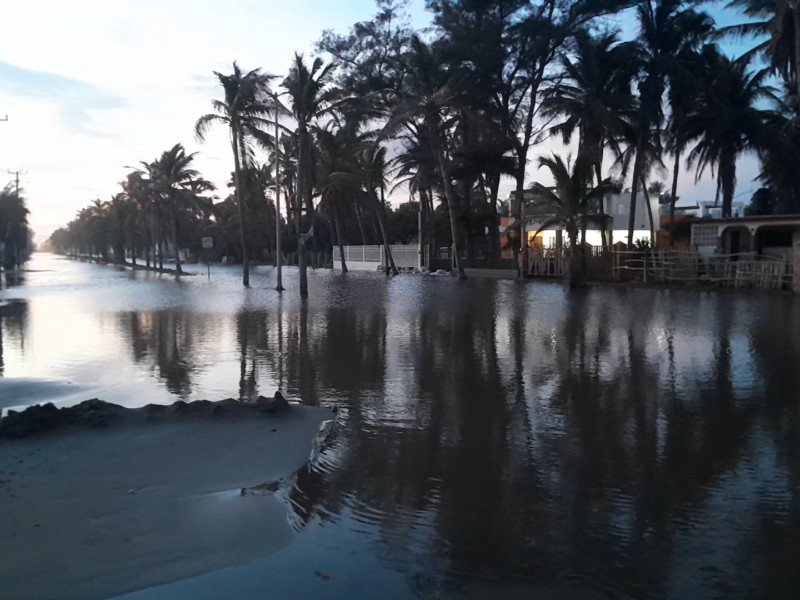 Cierran restaurantes por alto oleaje en playa Las Glorias