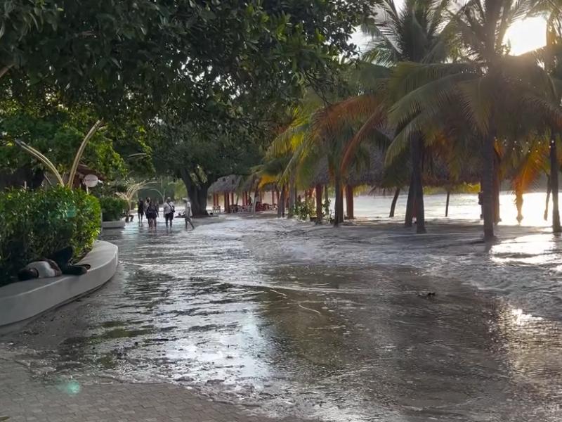 Alto oleaje en Zihuatanejo provoca la salida del mar