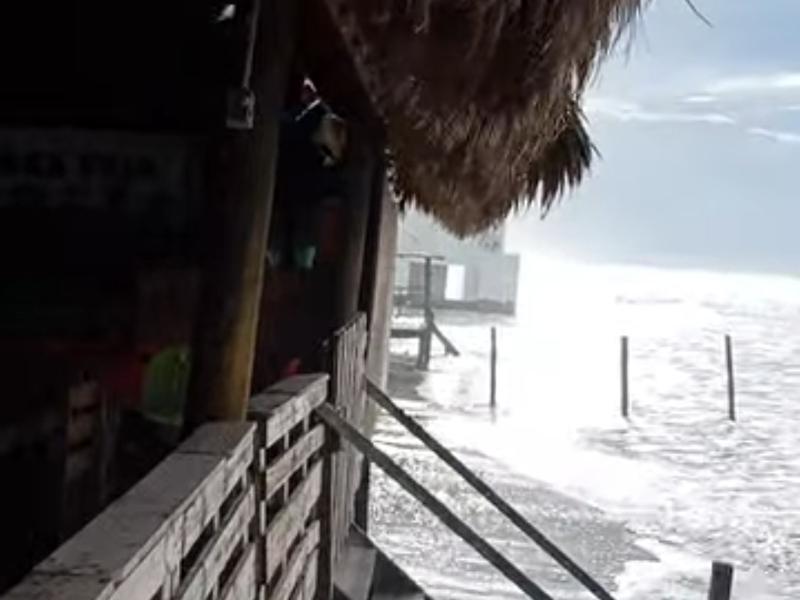 Alto oleaje vuelve a golpear Las Glorias