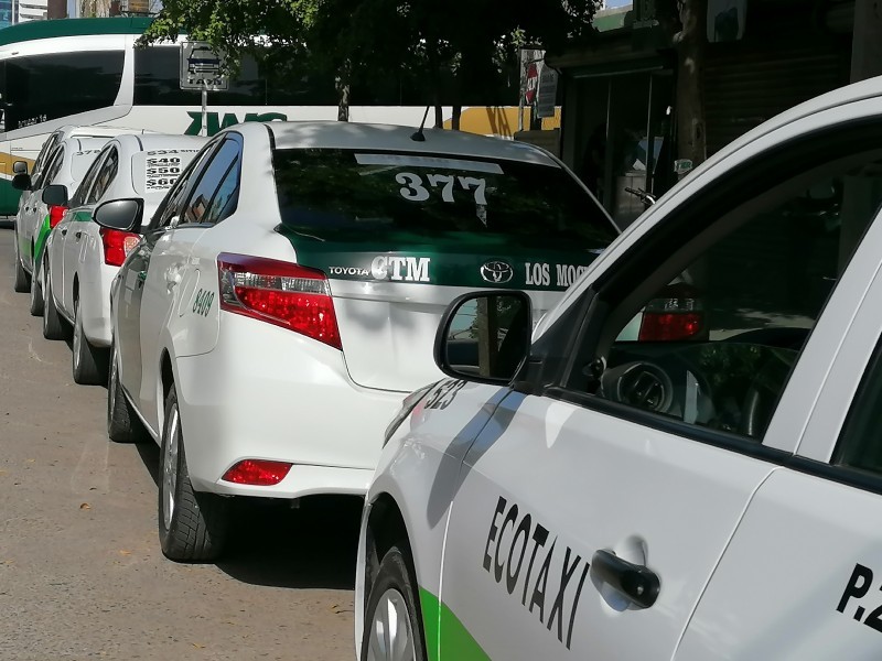 Altos costos de gasolina impide renovar unidades a taxistas