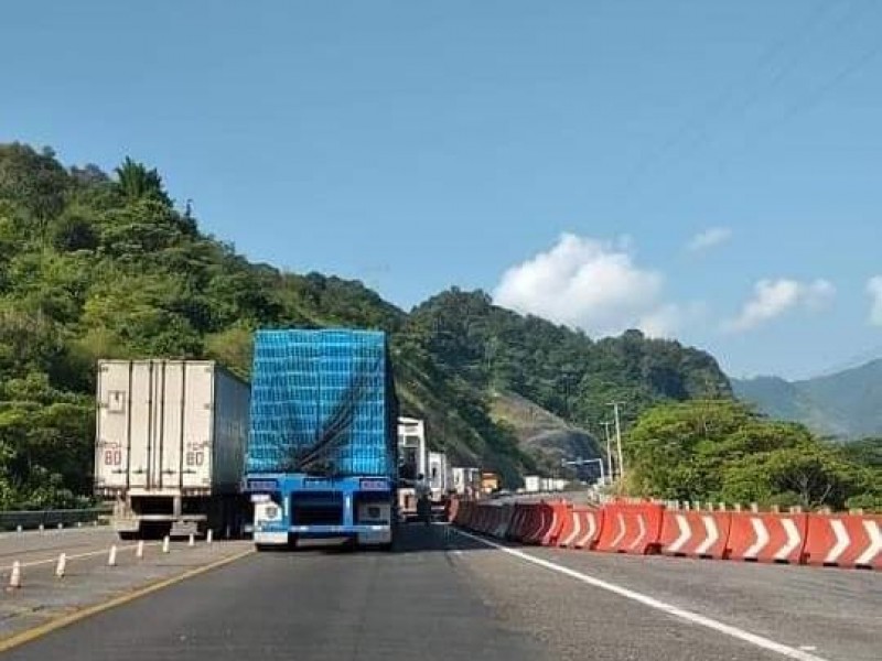 Alud de tierra bloquea autopista México-Tuxpan