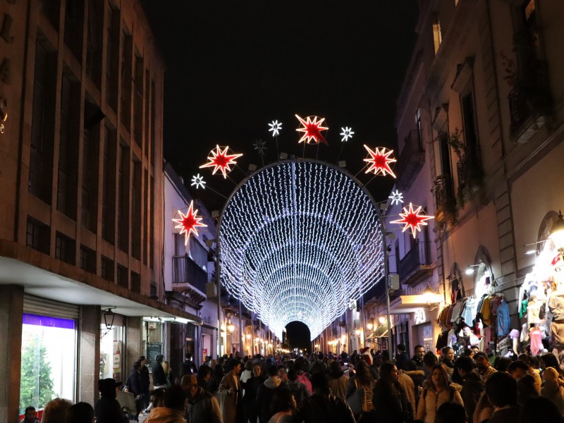 Alumbra iluminación navideña el Centro Histórico